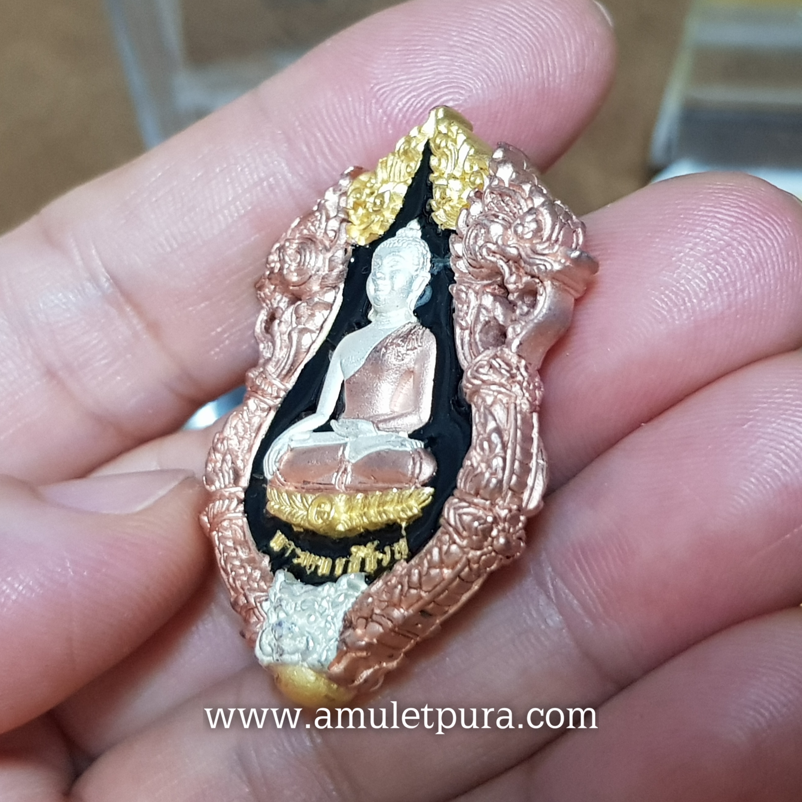 พระพุทธสิหิงค์ กริ่งวินยาภรณ์ ๒๖ ศตวรรษ(สามกษัตริย์ลงยาดำหลังพระธาตุ บรรจุเม็ดกริ่ง)ปี55 วัดพระมหาธาตุฯ จ.นครศรีธรรมราช(ตอกโค้ด หมายเลข227)