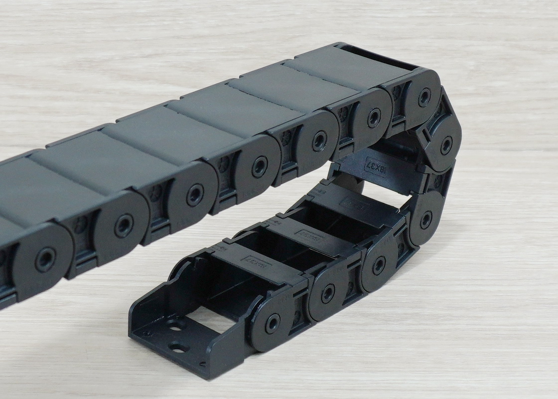 18 x 37 mm Cable Drag Chain R38mm ยาว 1M และ End Connectors (Semi-Enclosed)