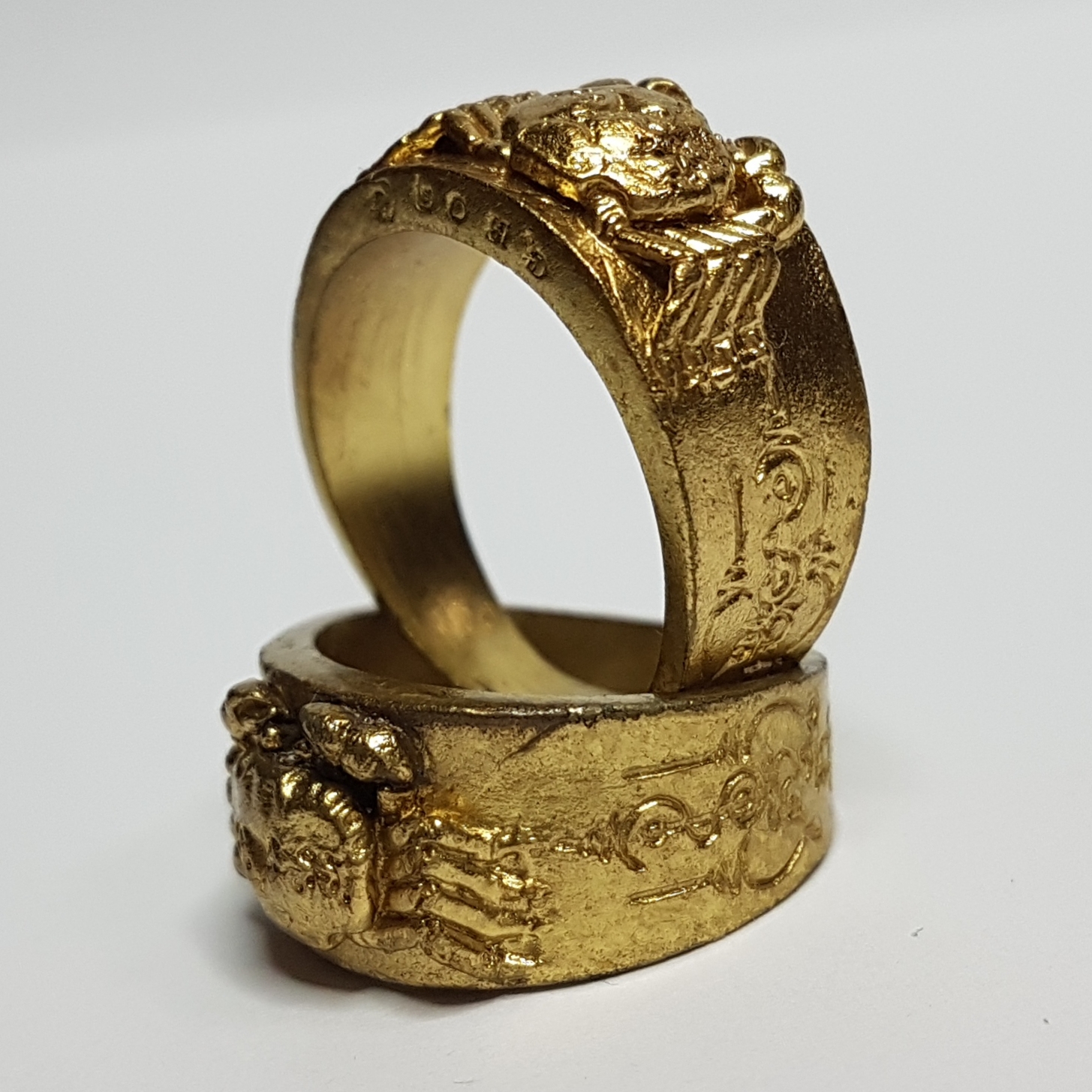 แหวนมอญ ปูหนีบทรัพย์ (ทองระฆัง) ปี55 หลวงปู่นิ่ม วัดพุทธมงคล จ.สุพรรณบุรี (มีโค้ด หมายเลขกำกับ)