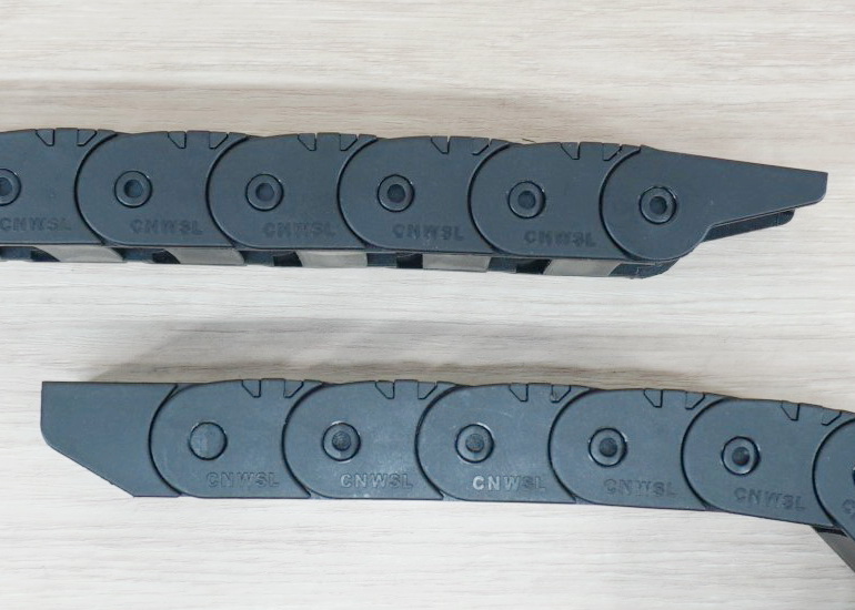 15 x 20 mm Cable Drag Chain R28mm ยาว 1M และ End Connectors (Bridge open outside)