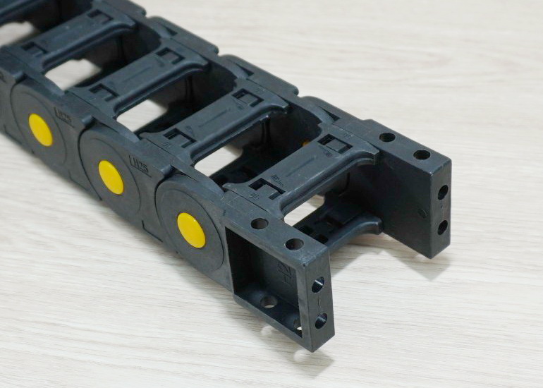 25 X 50 mm Cable Drag Chain R55mm ยาว 1M และ End Connectors (Bridge opening)