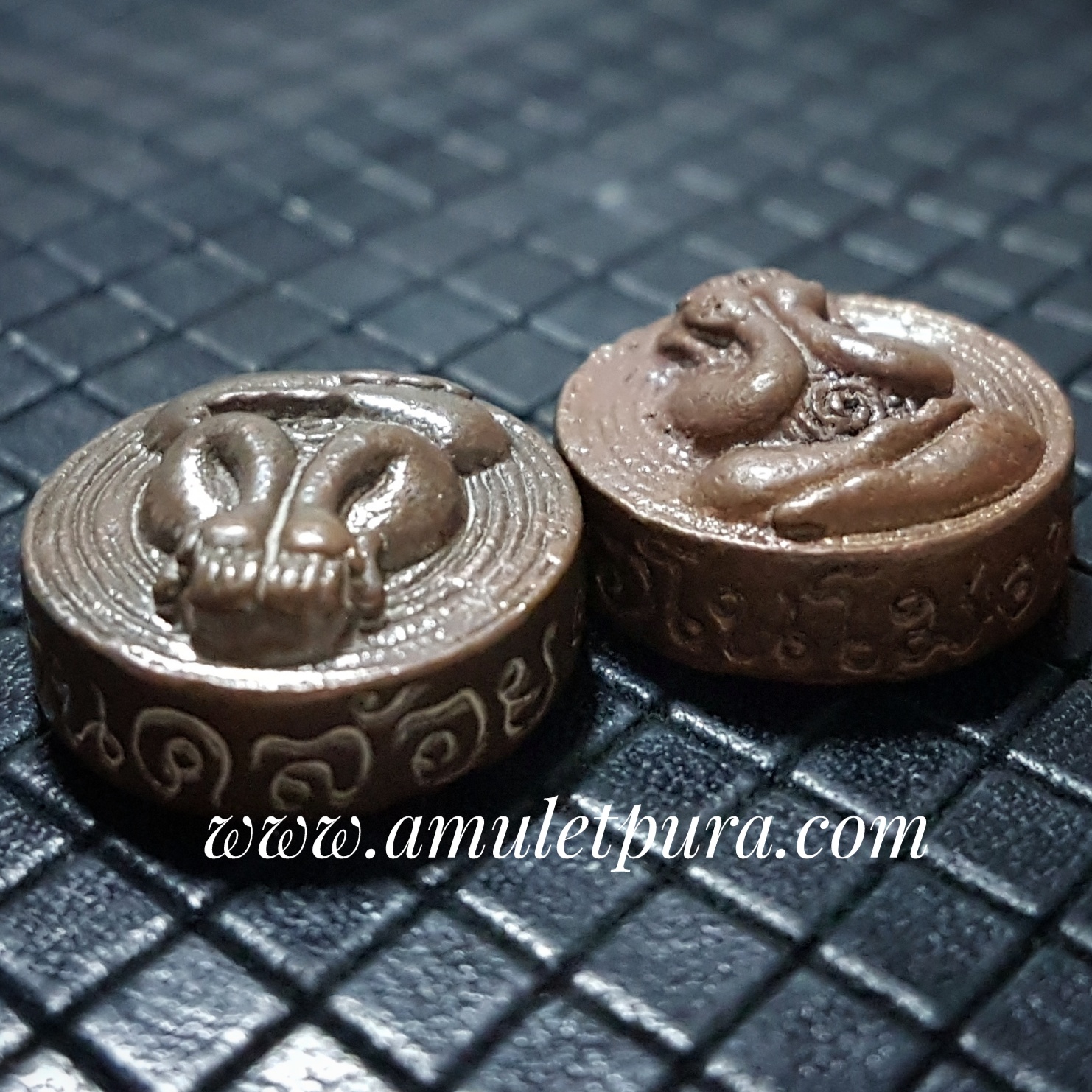 พระปิดตา(เม็ดกระดุม ทองแดงเถื่อน)รุ่นกำแพงแก้ว ปิด ปีด กัน แก้ ปี53 พ่อท่านคล้อย วัดภูเขาทอง จ.พัทลุง(พร้อมเลี่ยมกันน้ำ)