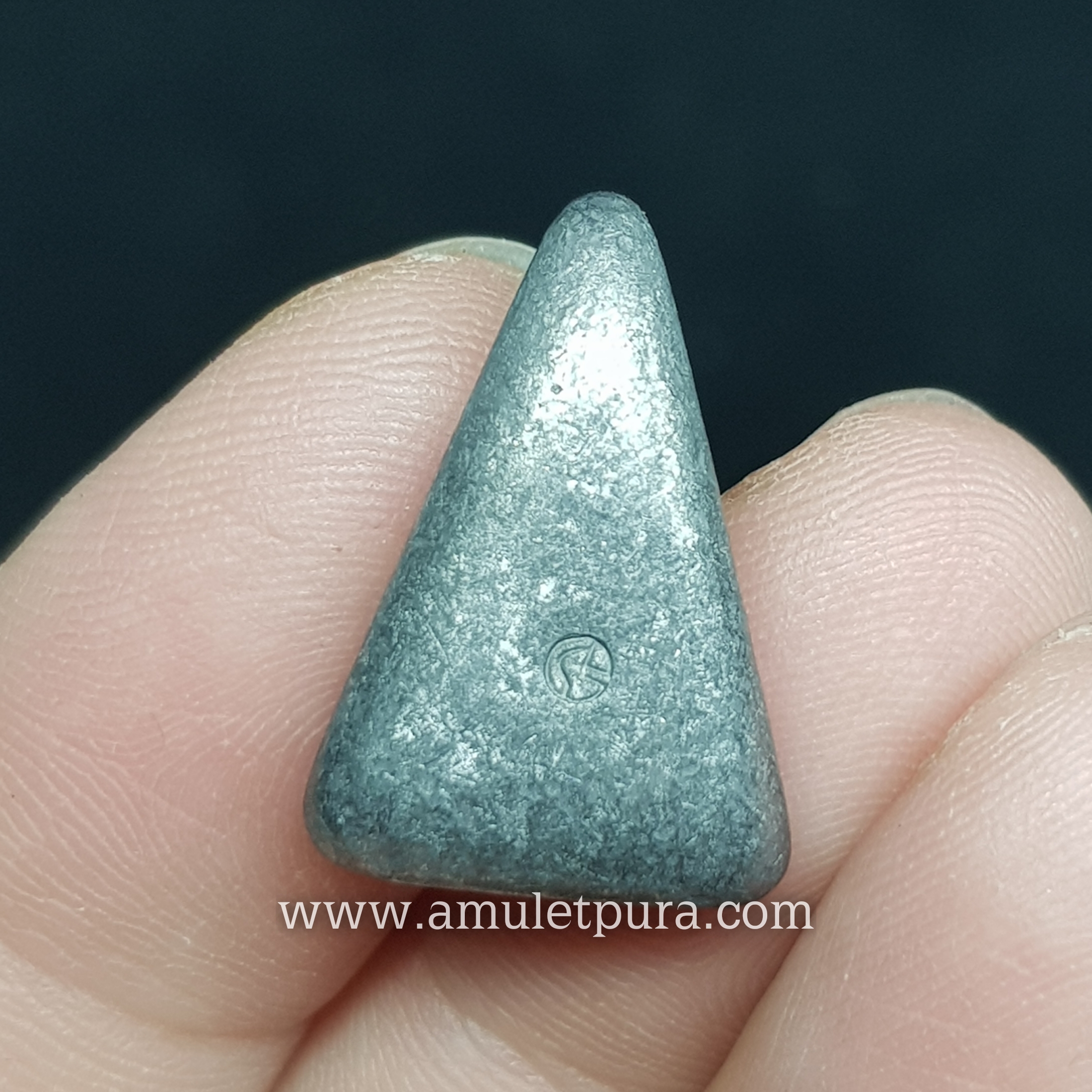 พระนางพญา (เนื้อชินตะกั่ว) ปี2515 หลวงปู่เอี่ยม วัดโคนอน ภาษีเจริญ กรุงเทพฯ (หลังตอกโค้ด)