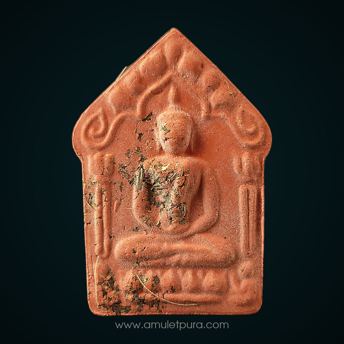 ขุนแผนไตรมาส (เนื้อแดงสบู่เลือด) หลวงปู่แสน ปสนฺโน อายุ 111 ปี ปี62 วัดบ้านหนองจิก ศรีสะเกษ (สร้างน้อยแค่ 99 องค์ หลังพลอยเสก แผ่นโค้ดเงิน หมายเลข 5)