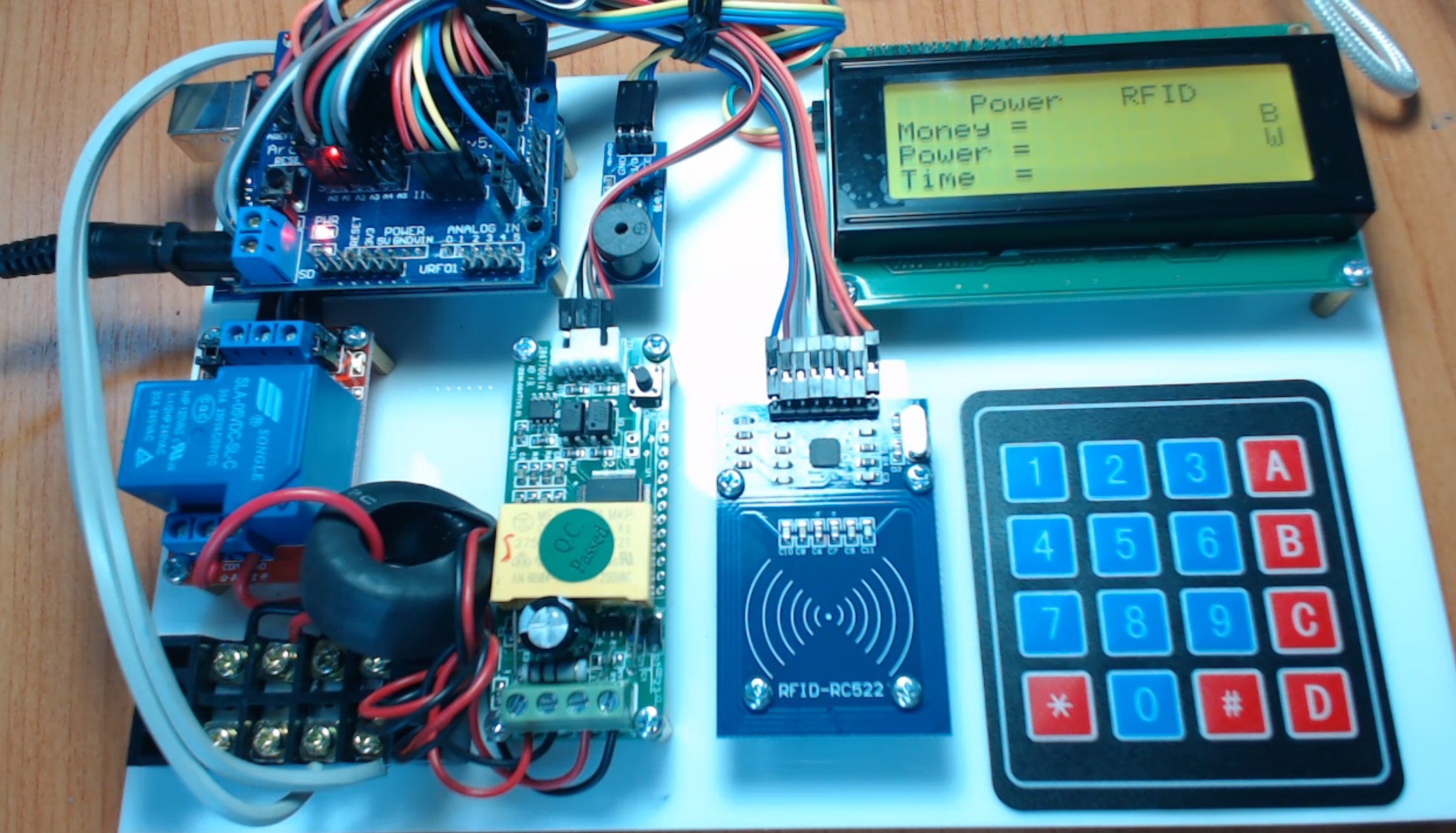 เครื่องจ่ายไฟฟ้าด้วยบัตร RFID