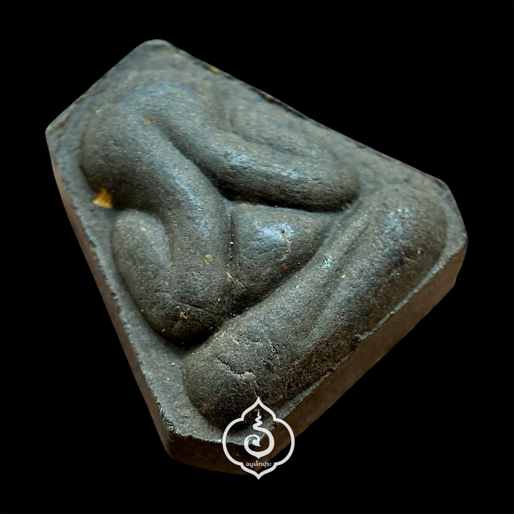 พระปิดตาสารพัดรวยสามจีน หลังยันต์อิสวาสุ (เนื้อผงใบลาน) ปี45 เจ้าคุณธงชัย วัดไตรมิตร กรุงเทพฯ (ปลุกเสกพร้อมกับพระนารายณ์ทรงครุฑ รุ่นแรก)