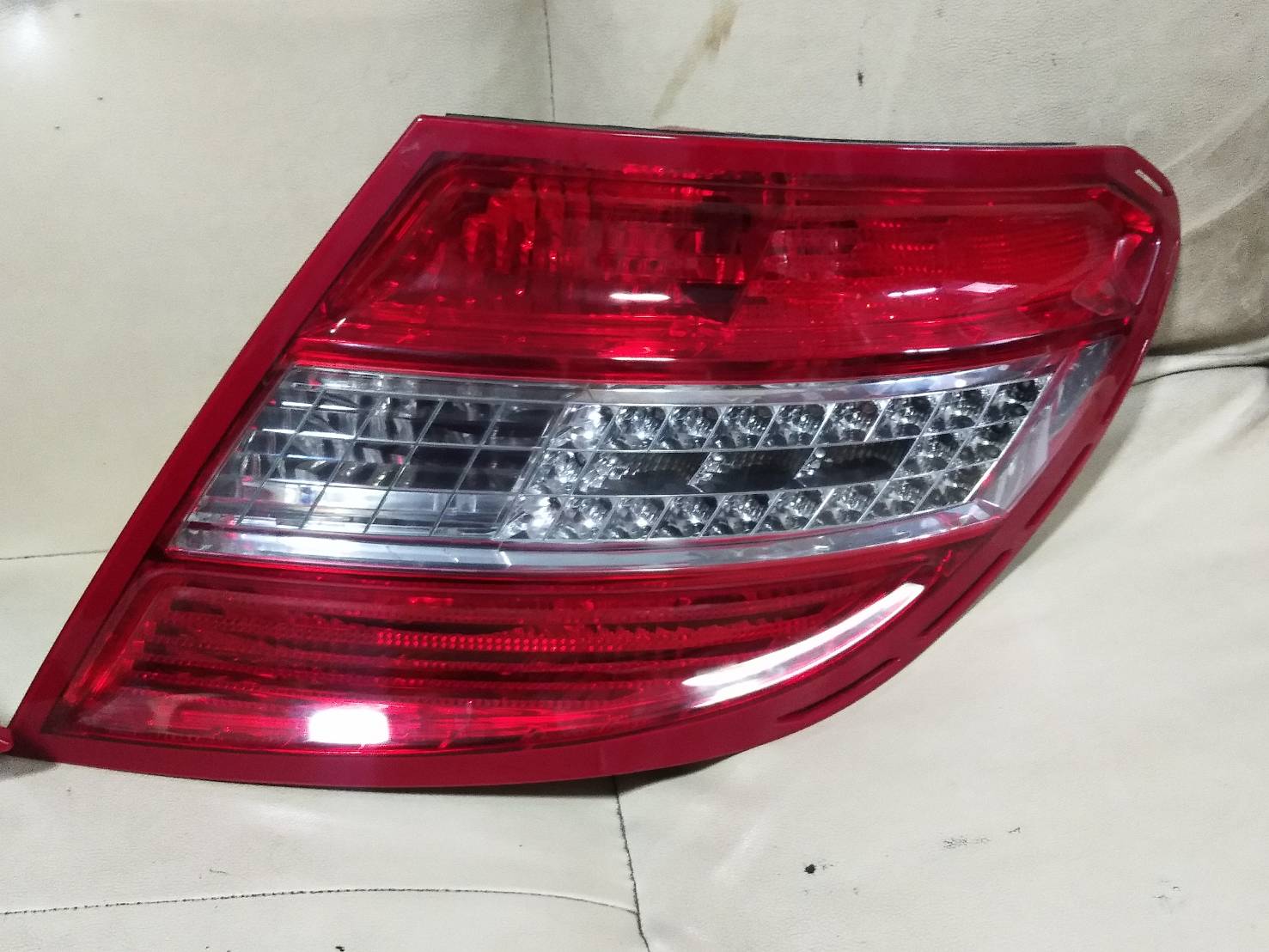 เสื้อไฟท้าย BENZ W204 สวย 3500/ ข้าง