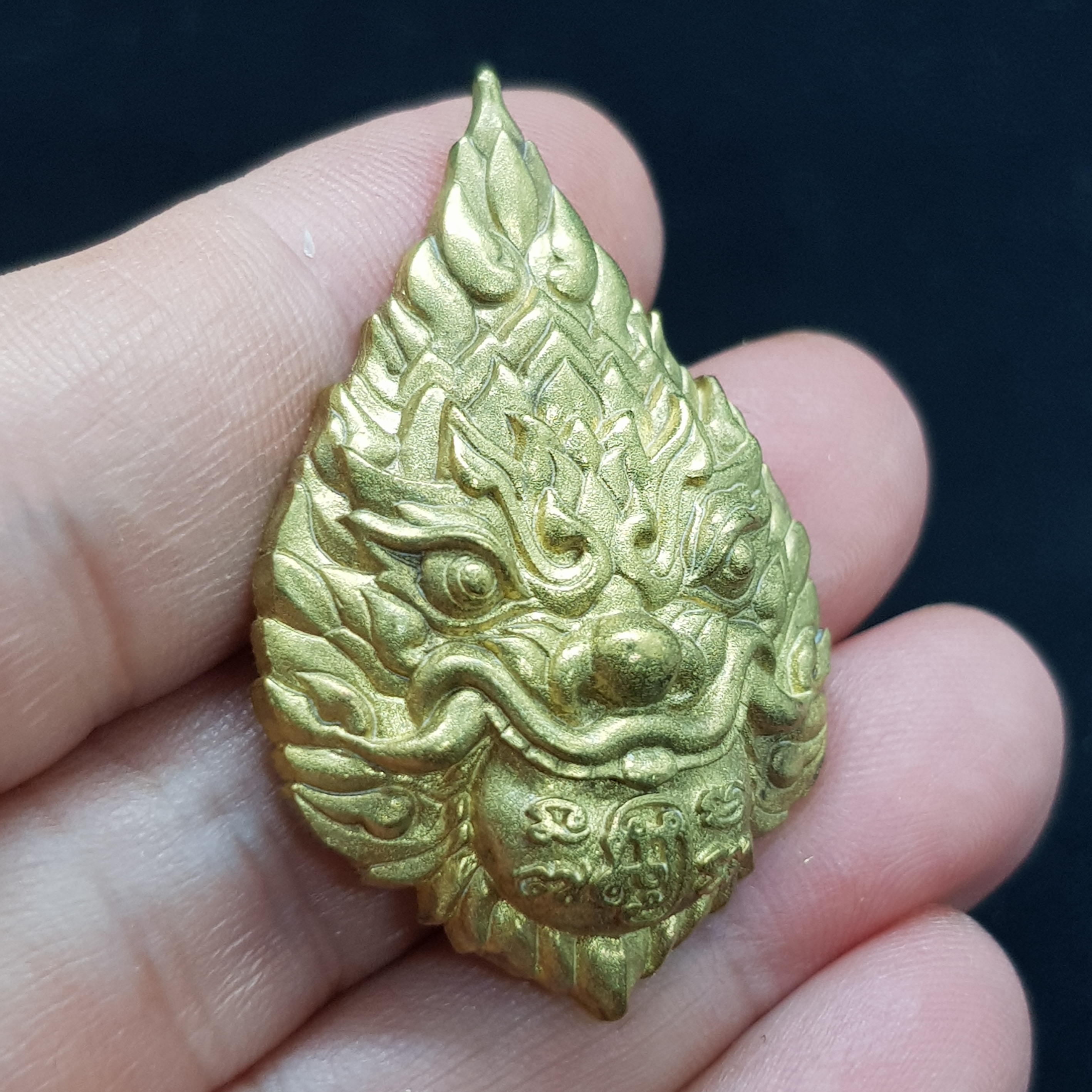 พระราหู รุ่นรวยทรัพย์(ชนวนทองทิพย์)ปี60 หลวงพ่อรักษ์ วัดสุทธาวาสวิปัสนา จ.พระนครศรีอยุธยา(อุดชันโรง พลอยแดงเสก และจีวร มีโค้ด หมายเลข117 จัดสร้าง 599 องค์)