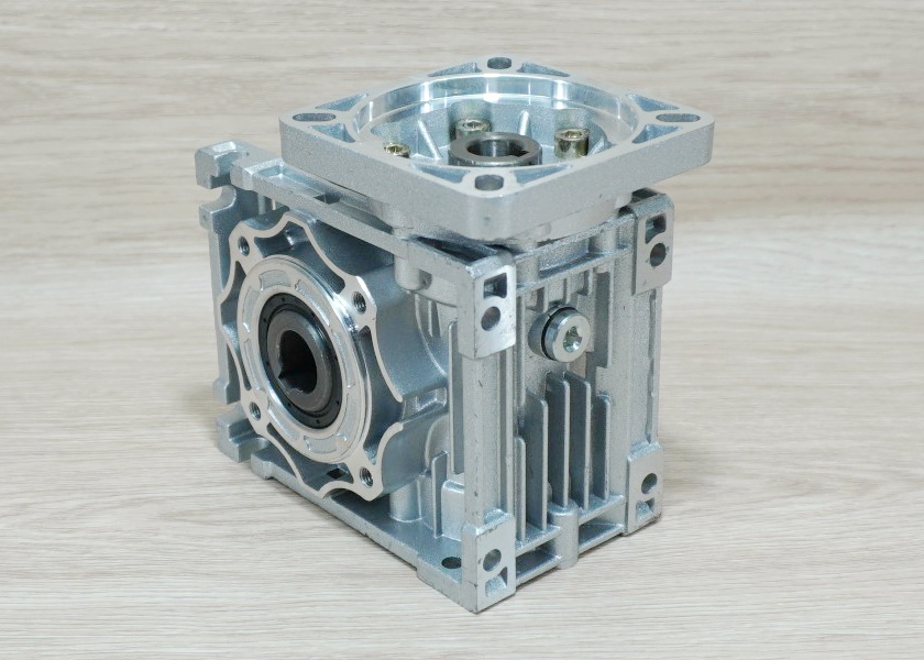 20:1 NMRV40 Worm Gearbox Speed Reducer for NEMA34 (shaft: input 14mm / Out 18mm)