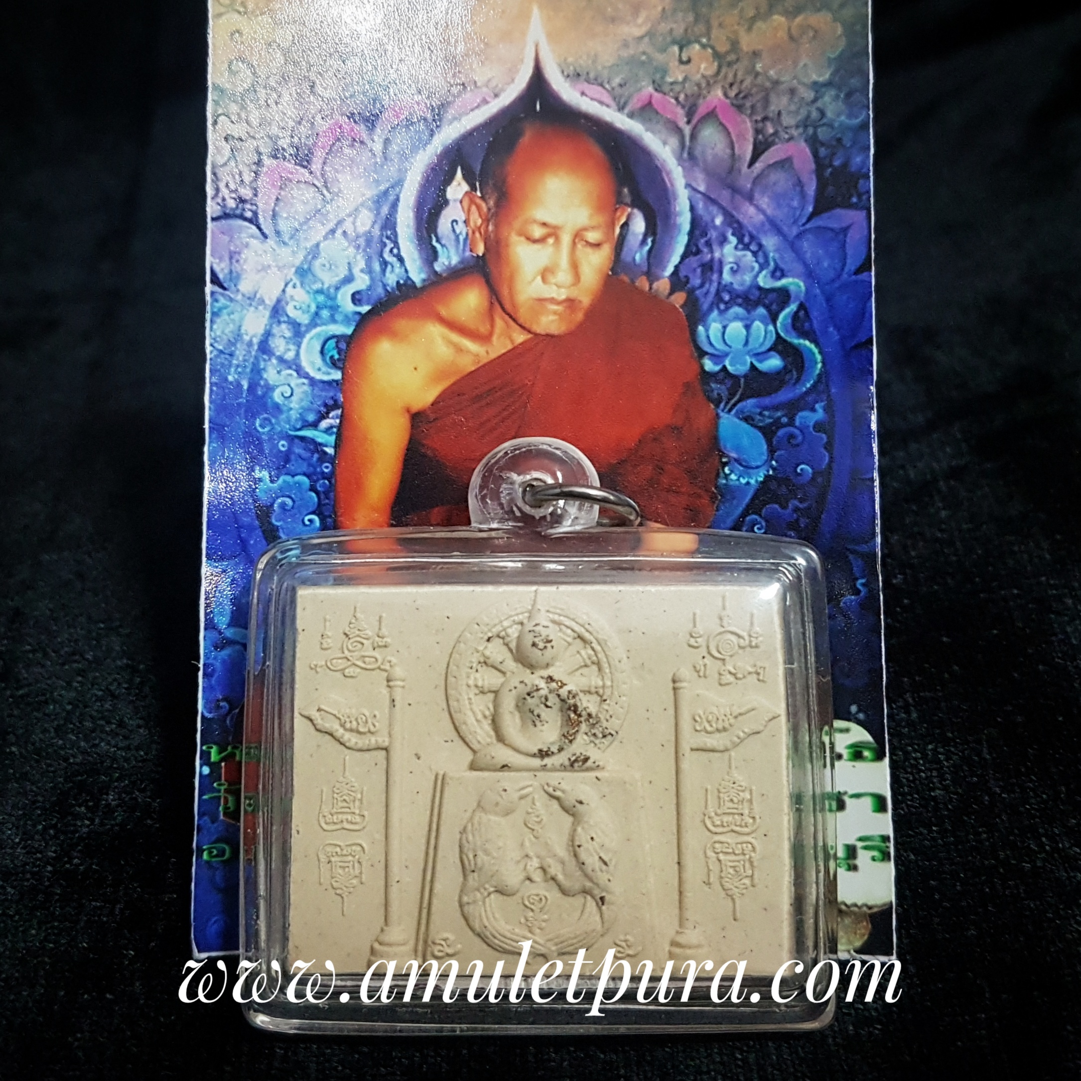 สมเด็จสาลิกาหลังพญาเต่าเรือน (เนื้อว่านเกสรโรยผงตะไบหลังพลอยเสก) หลวงพ่อขันตี วัดหลวงบดินทร์เดชา (สิงห์ สิงหเสนี) จ.ปราจีนบุรี (พร้อมเลี่ยมกันน้ำ)