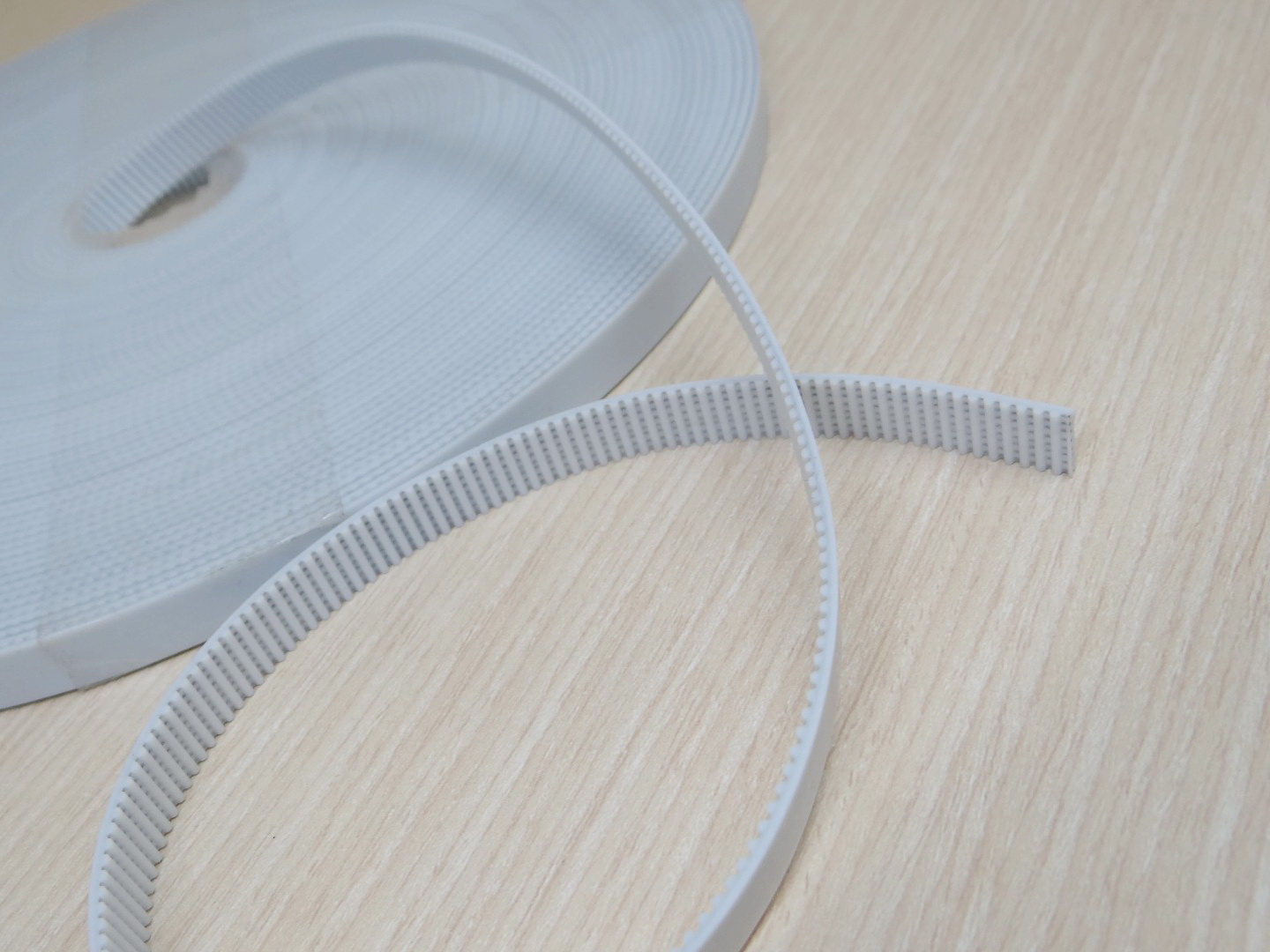 2GT-10mm PU Timing Belt Steel Core สีขาว (สานแถบเส้นเหล็กในสายพาน ราคา/1เมตร)