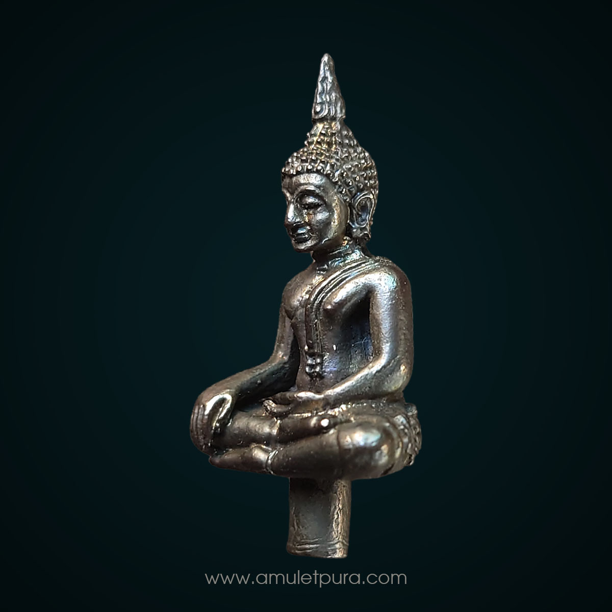 พระยอดธงปริสุทโธ หลวงพ่อคูณ เนื้อนวะโลหะ รุ่นเสาร์ ๕ ดอกไม้จะบาน ปี43 หลวงพ่อคูณ วัดบ้านไร่ จ.นครราชสีมา สร้างถวายโดยนายภูษณ ปรีย์มาโนช อดีตรมต.ประจำสำนักนายกรัฐมนตรี