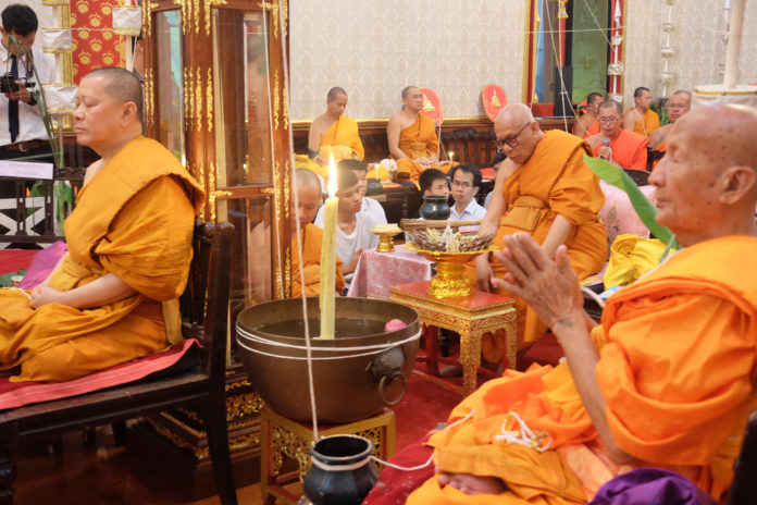 พระกริ่ง รุ่นเศรษฐี (เนื้อทองเทวฤทธิ์เหลือง) ปี59 วัดไตรมิตรวิทยาราม (เยาวราช) เขตสัมพันธวงศ์ กรุงเทพฯ (มีโค้ด หมายเลข552)