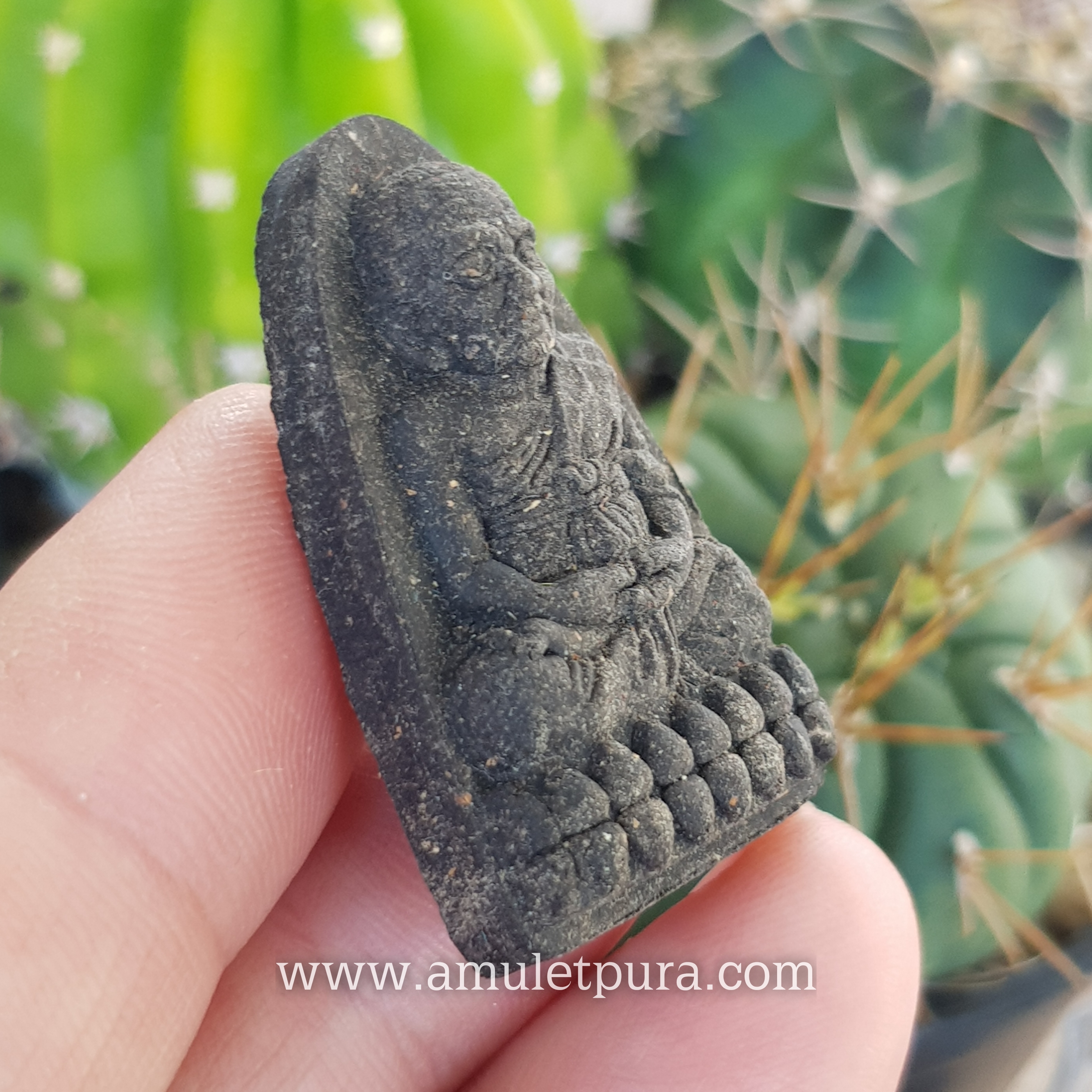 หลวงปู่ทวด หลังเตารีด พิมพ์50ปี วัดเมืองยะลา (เนื้อว่านผสมดินกากยายักษ์ หลังฝังตะกรุด) รุ่นสันติสุข ปี52 พ่อท่านฉิน วัดเมืองยะลา จ.ยะลา (มีโค้ด)