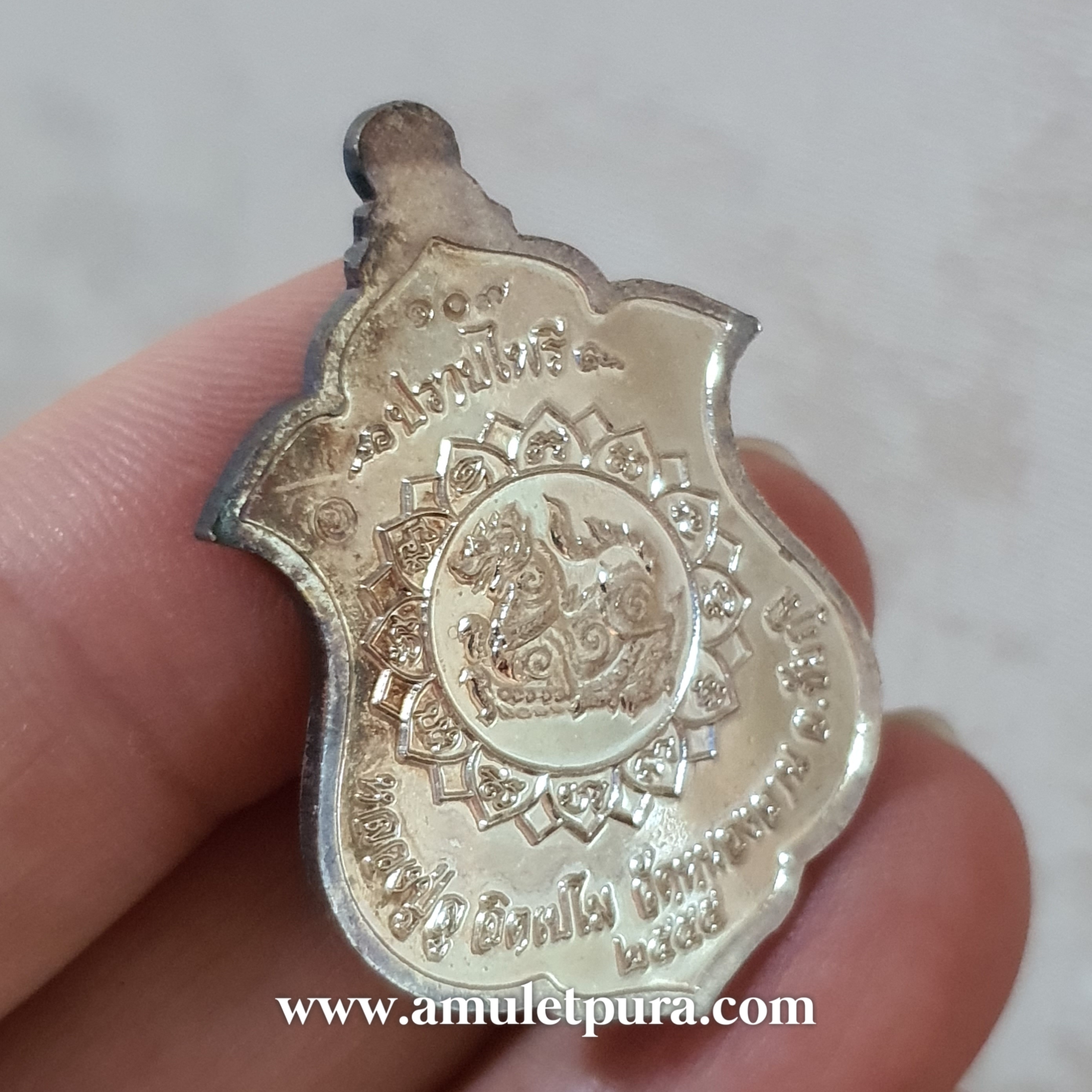 เหรียญพญาครุฑยุคนาค รุ่น1 ปราบไพรี(กะไหล่เงินลงยา 3 สี)ปี55 หลวงปู่ลู วัดหนองจาน จ.ชัยภูมิ(ตอกโค้ด หมายเลข ๑๐๗)