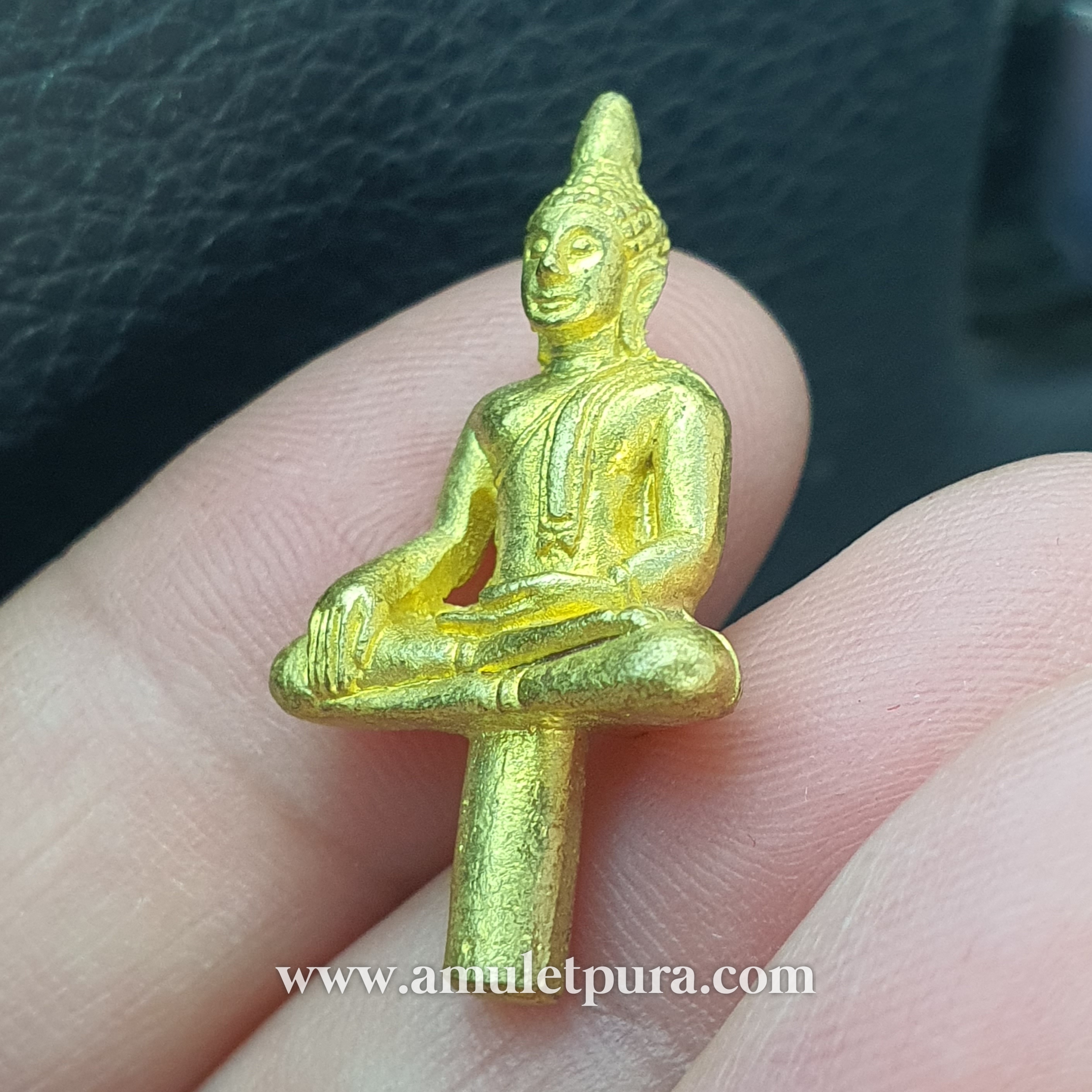 พระยอดธง รุ่นแรก (ทองเหลือง) ปี49 หลวงพ่อสาคร วัดหนองกรับ จ.ระยอง (ตอกโค๊ด ร. ด้านหลัง) สพท.ระยองเขต 1 จัดสร้างถวาย