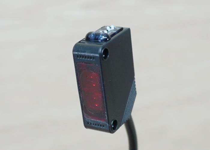 E3Z-LS63, Diffuse Photoelectric Switch 1-50 cm Detection Range (NPN, NO/NC)