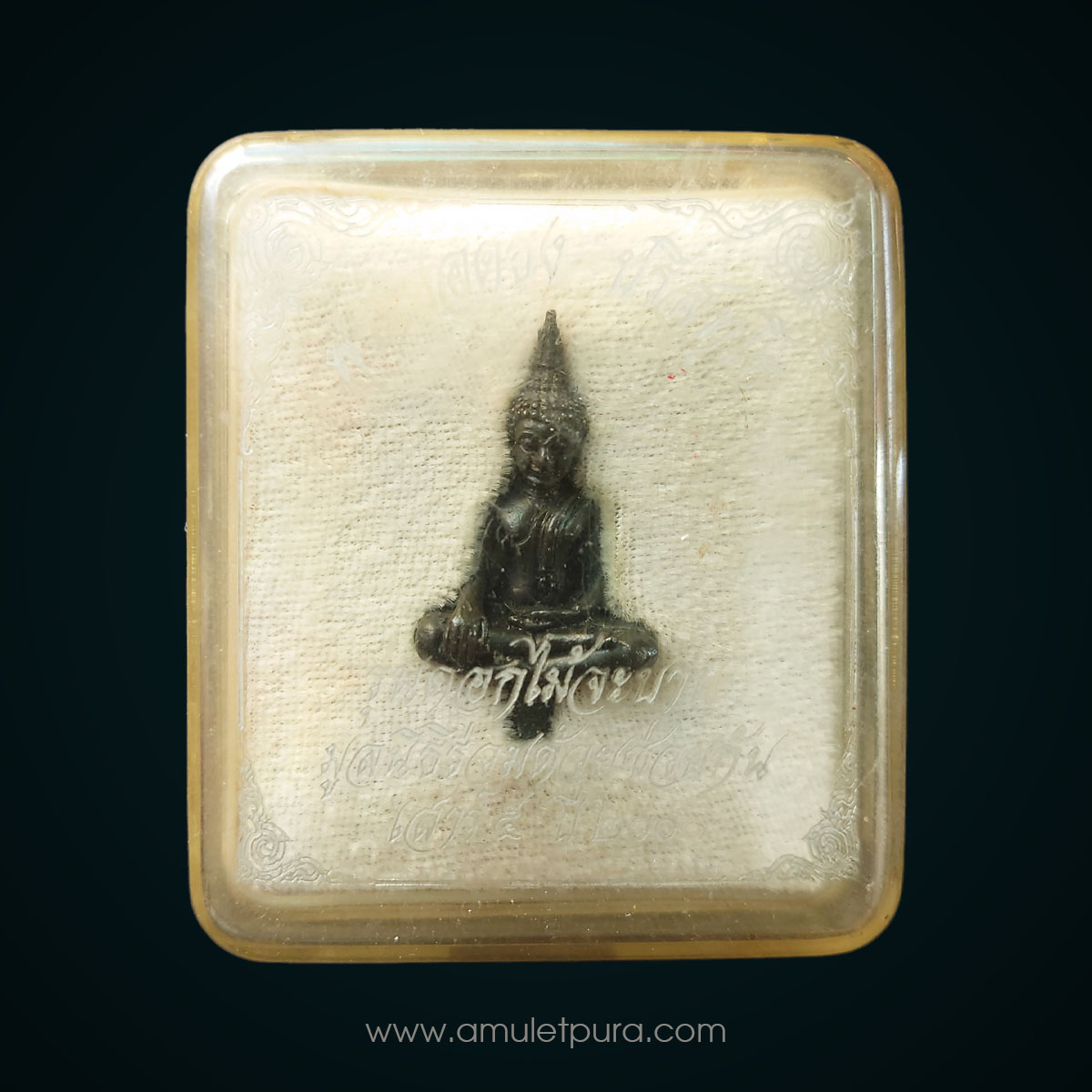 พระยอดธงปริสุทโธ หลวงพ่อคูณ เนื้อนวะโลหะ รุ่นเสาร์ ๕ ดอกไม้จะบาน ปี43 หลวงพ่อคูณ วัดบ้านไร่ จ.นครราชสีมา สร้างถวายโดยนายภูษณ ปรีย์มาโนช อดีตรมต.ประจำสำนักนายกรัฐมนตรี