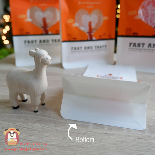 ซองซิปตั้งได้ก้นสี่เหลี่ยม กระดาษคราฟท์สีขาว พิมพ์ลาย Fast & Tasty หน้าต่างลายหัวใจ