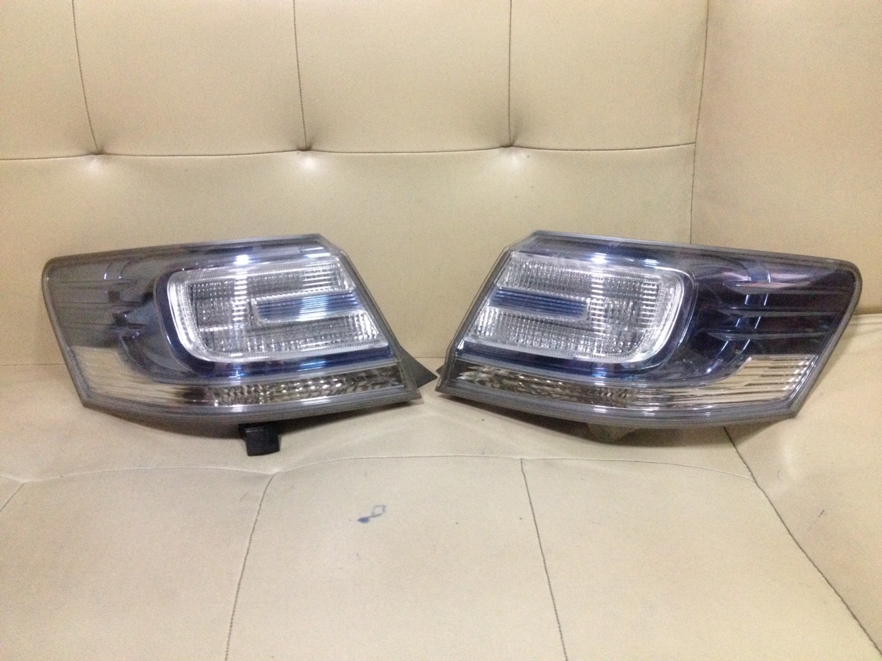 เสื้อไฟท้าย TOYOTA CAMRY ไฮบิต ปี2010 L,R