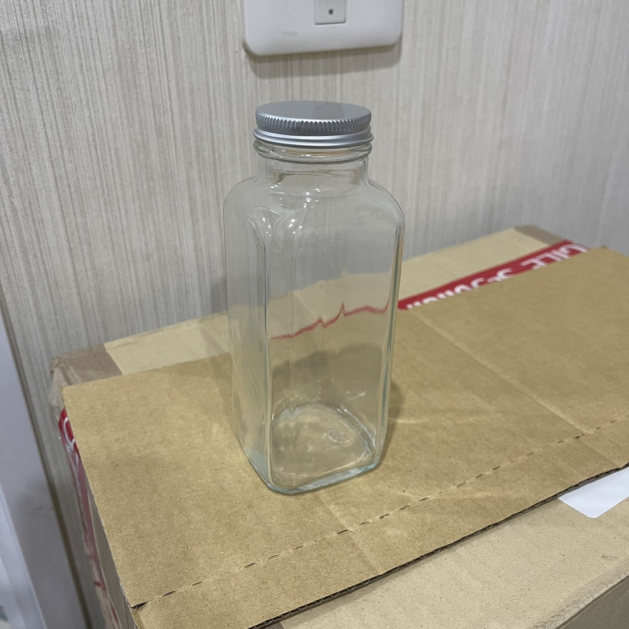ขวดแก้ว สี่เหลี่ยม มุมตัด 350ml ฝาเกลียวหมุนมีเนียมสีเงิน 43mm