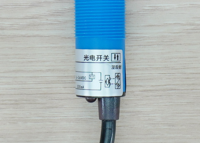 E3F-DS50C4 Infrared Photoelectric Sensor 10-50cm Detection Range Adjust (NPN, NO)