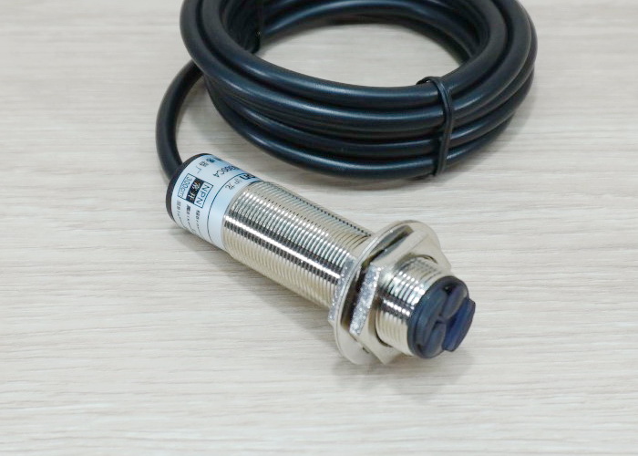 E3F-DS300C4 Infrared Photoelectric Sensor 10-300cm Detection (NPN, NO) Nickel-plated brass body