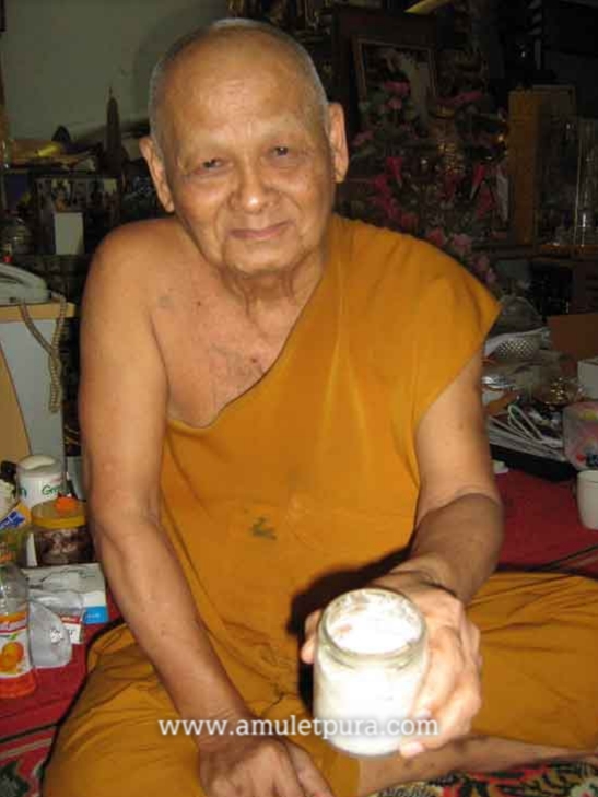 พระปิดตาหลังแบบย้อนยุค(พิมพ์กลาง ผสมผงเก่าหลวงพ่อแก้ว วัดเครือวัลย์)ปี54 หลวงปู่บุญ วัดทุ่งเหียง จ.ชลบุรี(พร้อมกรอบไมครอน)