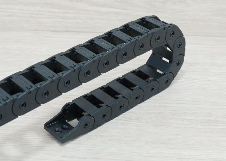 15 x 20 mm Cable Drag Chain R28mm ยาว 1M และ End Connectors (Bridge open outside)