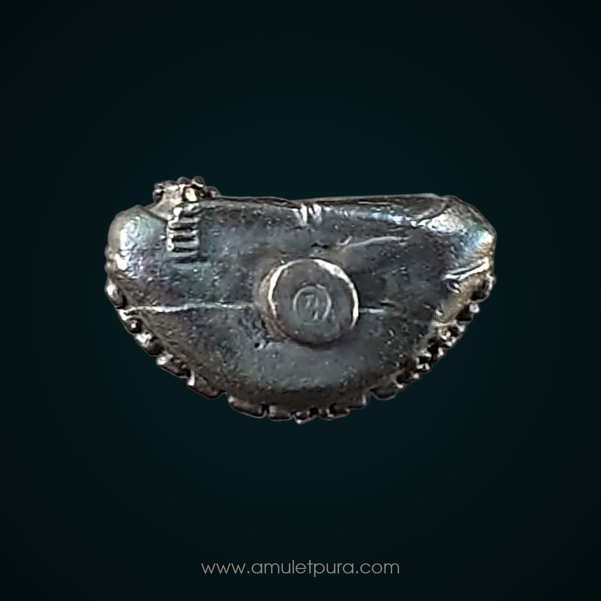 พระยอดธงปริสุทโธ หลวงพ่อคูณ เนื้อนวะโลหะ รุ่นเสาร์ ๕ ดอกไม้จะบาน ปี43 หลวงพ่อคูณ วัดบ้านไร่ จ.นครราชสีมา สร้างถวายโดยนายภูษณ ปรีย์มาโนช อดีตรมต.ประจำสำนักนายกรัฐมนตรี