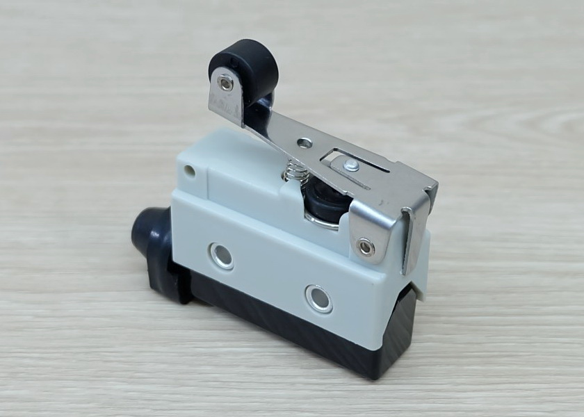 AZ-7141 Waterproof Micro Limit Switch - Short Lever Roller (Silver Contact)