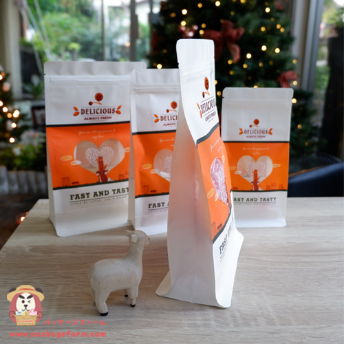 ซองซิปตั้งได้ก้นสี่เหลี่ยม กระดาษคราฟท์สีขาว พิมพ์ลาย Fast & Tasty หน้าต่างลายหัวใจ