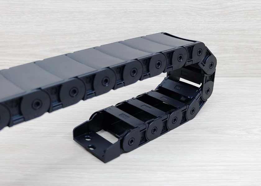 18 X 50 mm Cable Drag Chain R38mm ยาว 1M และ End Connectors (Semi-Enclosed)