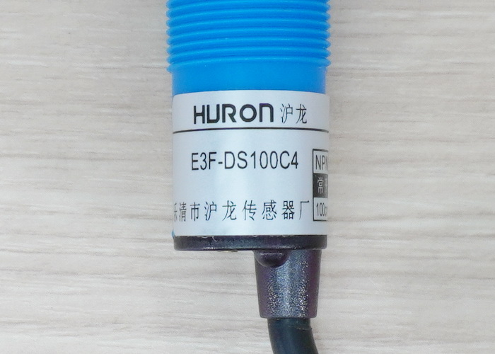 E3F-DS100C4 Infrared Photoelectric Sensor 10-100cm Detection Range Adjust (NPN, NO)