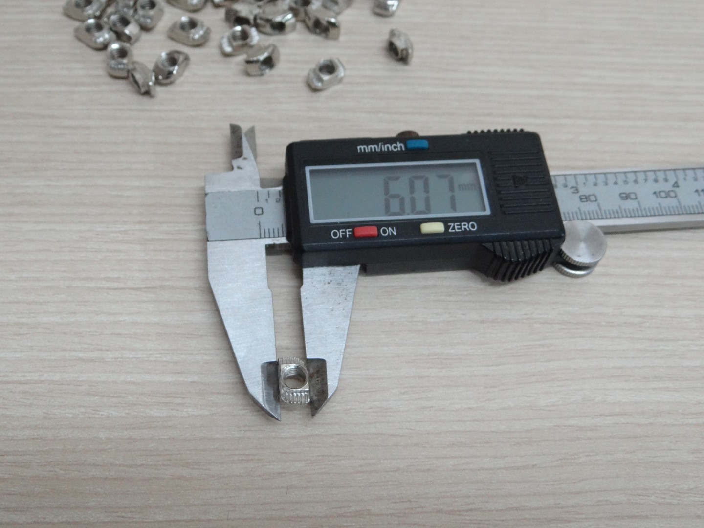 Free Nut M5 (20 ตัว/ชุด) สำหรับ Series 20 Alu Profile