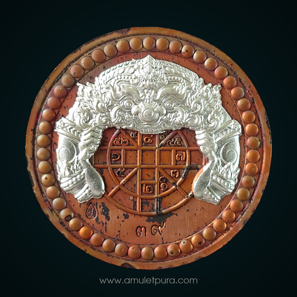 1 ใน 80 เหรียญ เหรียญพระปิดตาพังพระกาฬ (เนื้อตะปูสังฆวานร หน้ากากเงิน หลังราหูเงิน) รุ่นหนุนดวง ปี66 หลวงปู่อิ่ม วัดทุ่งนาใหม่ จ.นครศรีธรรมราช (มีโค้ด หมายเลขกำกับ)