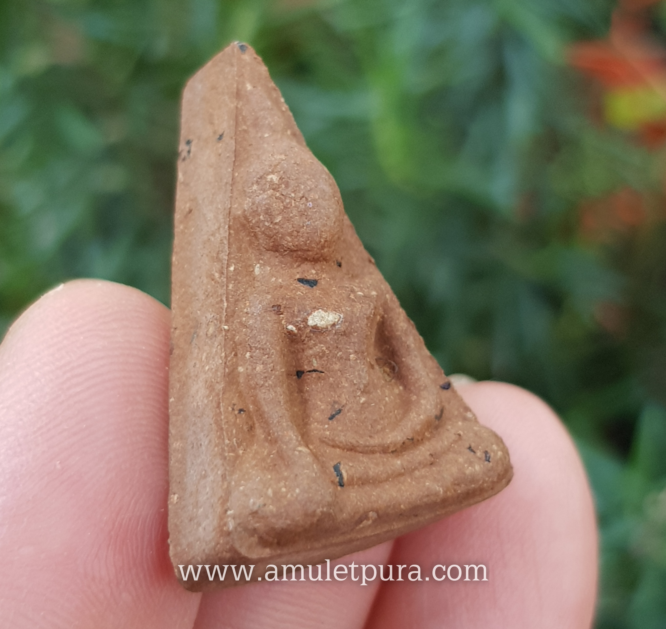 พระนางพญา สธ.(พิมพ์ใหญ่เข่าโค้ง ผงว่าน)ปี46 สร้างเนื่องในวโรกาส ทรงเจริญพระชนมายุ 48 พรรษา สมเด็จพระเทพพระรัตนราชสุดา วัดนางพญา จ.พิษณุโลก(หลังฝังตะกรุดเงิน มีโค้ด)(องค์ที่2)