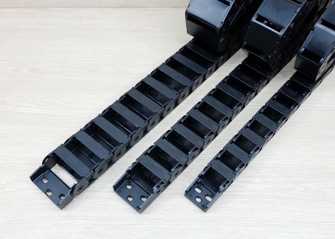 18 X 50 mm Cable Drag Chain R38mm ยาว 1M และ End Connectors (Semi-Enclosed)