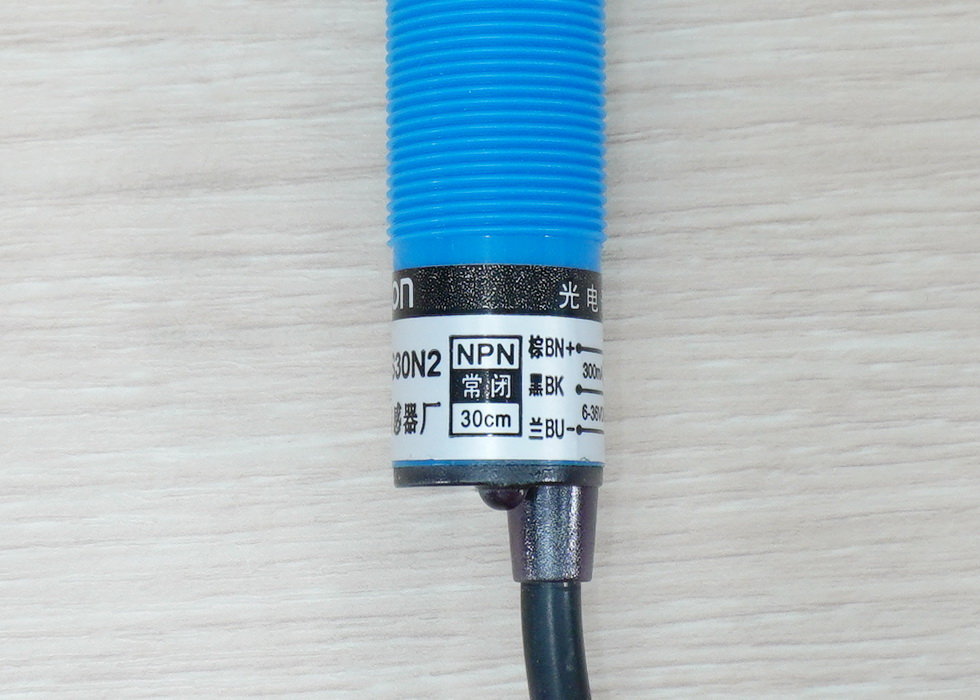 E3F-DS30N2 Infrared Photoelectric Sensor 10-30cm Detection Range Adjust (NPN, NC)