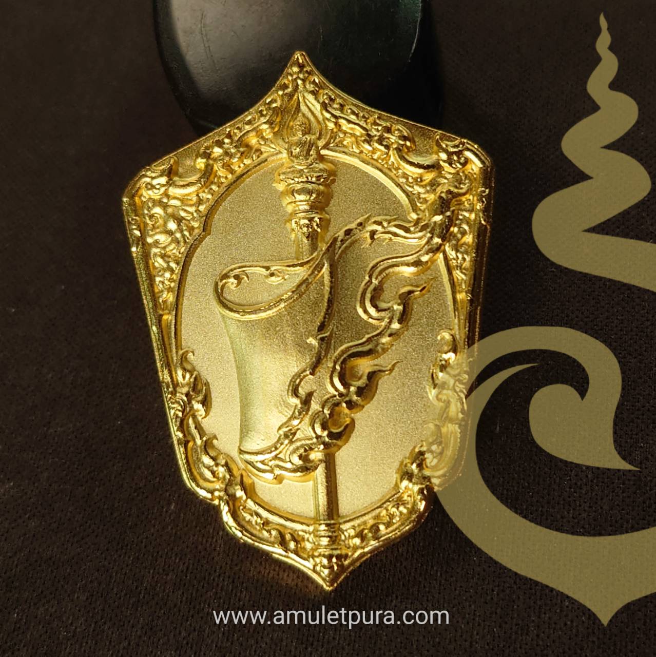 เหรียญธงชัยนวหรคุณ (เนื้ออาบทองขัดเงา) ปี59 เจ้าคุณธงชัย วัดไตรมิตรฯ กรุงเทพมหานคร (มีโค้ด หมายเลข 4165)