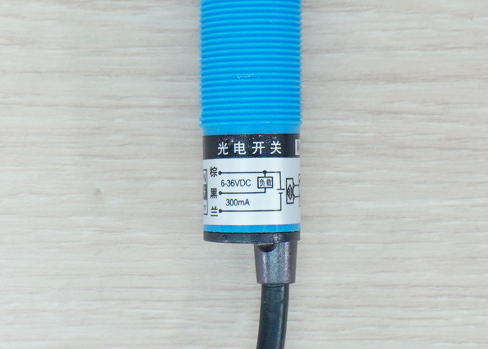 E3F-DS30C4 Infrared Photoelectric Sensor 10-30cm Detection Range Adjust (NPN, NO)
