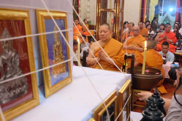 พระกริ่ง รุ่นเศรษฐี (เนื้อทองเทวฤทธิ์เหลือง) ปี59 วัดไตรมิตรวิทยาราม (เยาวราช) เขตสัมพันธวงศ์ กรุงเทพฯ (มีโค้ด หมายเลข552)