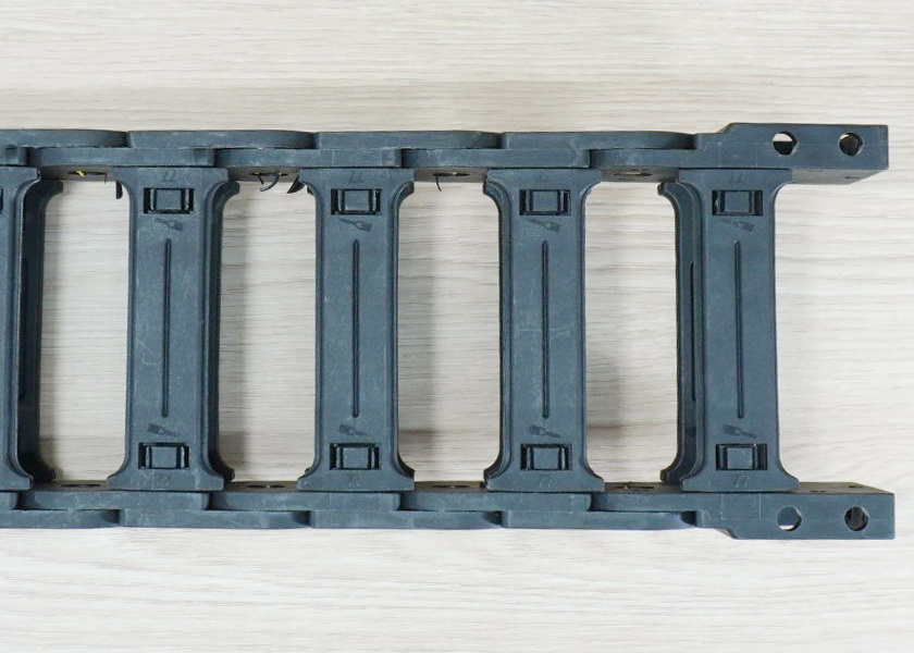 25 X 77 mm Cable Drag Chain R55mm ยาว 1M และ End Connectors (Bridge opening)
