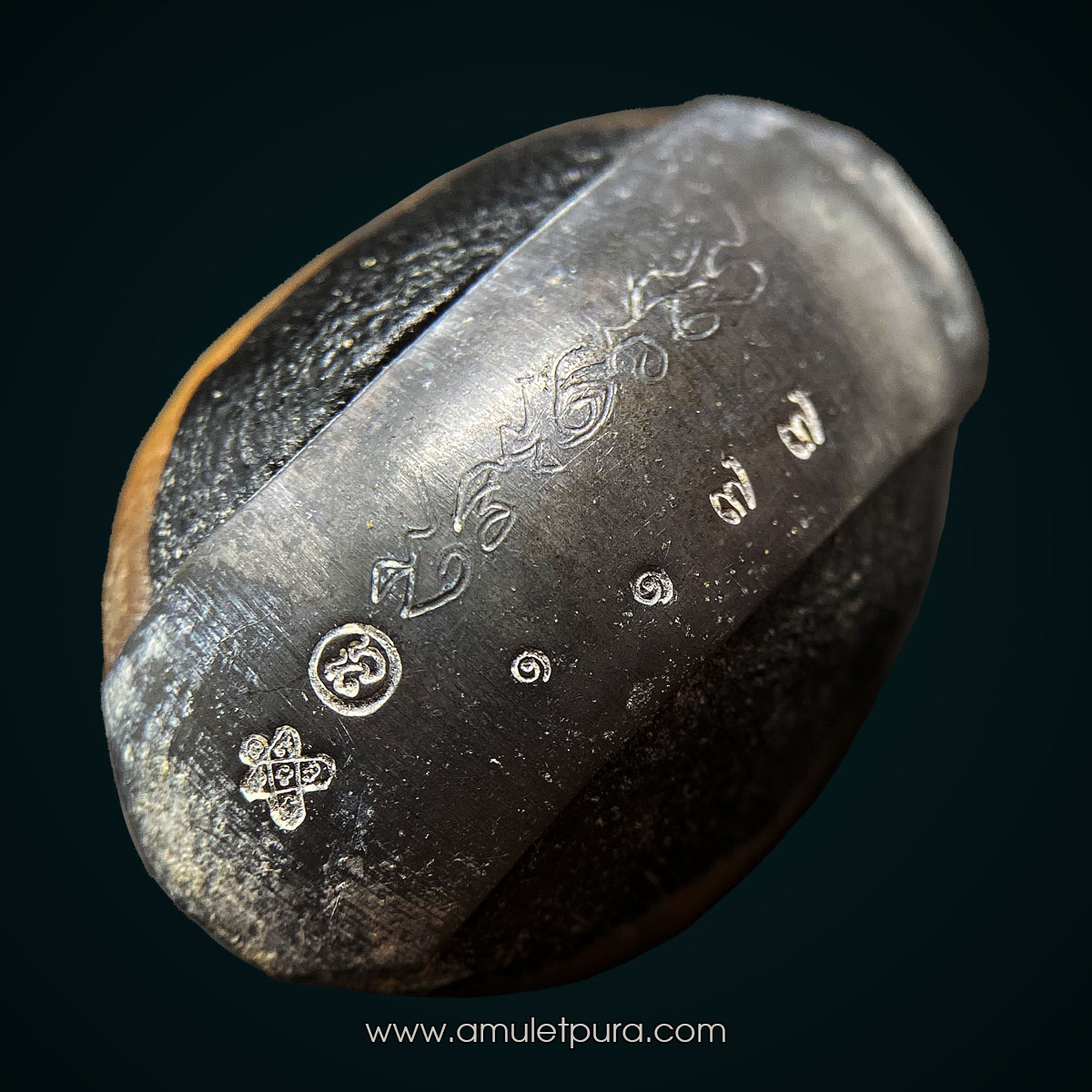 เบี้ยแก้พรายปรอท พิธี 9 ฤกษ์ 9 มงคล ครบ 200 ปี ปี54 วัดละหารไร่ จ.ระยอง จัดสร้างโดย มูลนิธิหลวงปู่ทิม (จารมืออุดผงพรายกุมาร คลุกรักชันโรงหลวงปู่ทิม วัดละหารไร่ พร้อมแผ่นตะกั่วจารมือ ตอกโค้ด หมายเลข 1177) หลวงปู่บัว,หลวงปู่คำบุ,หลวงพ่อสิน ปลุกเสก