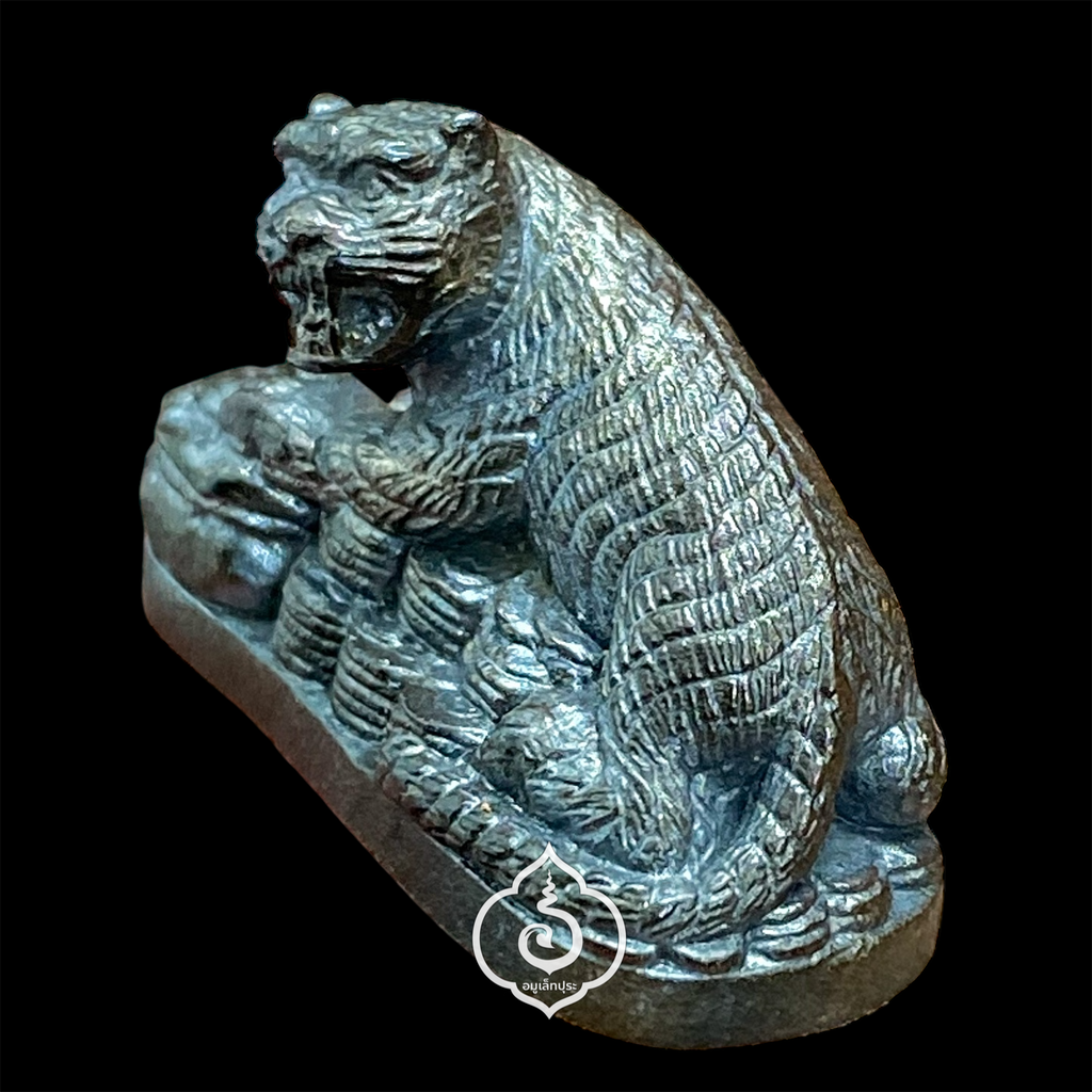 เสือตะปบทรัพย์ (เนื้อนวโลหะ ก้นอุดผงชินบัญชรและหนังเสือ กรรมการ) รุ่น 8 รอบ มหามงคล ปี53 พ่อท่านไข่ วัดลำนาว จ.นครศรีธรรมราช (มีโค้ด หมายเลขกำกับ)