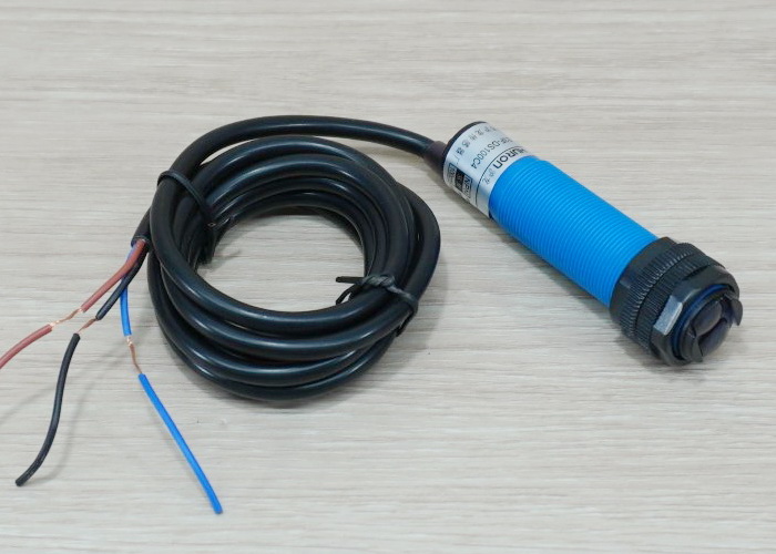 E3F-DS100C4 Infrared Photoelectric Sensor 10-100cm Detection Range Adjust (NPN, NO)