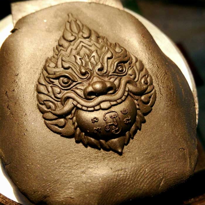 พระราหู รุ่นรวยทรัพย์(ชนวนทองทิพย์)ปี60 หลวงพ่อรักษ์ วัดสุทธาวาสวิปัสนา จ.พระนครศรีอยุธยา(อุดชันโรง พลอยแดงเสก และจีวร มีโค้ด หมายเลข117 จัดสร้าง 599 องค์)