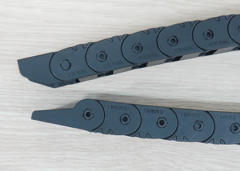15 x 15 mm Cable Drag Chain R28mm ยาว 1M และ End Connectors (Bridge open outside)