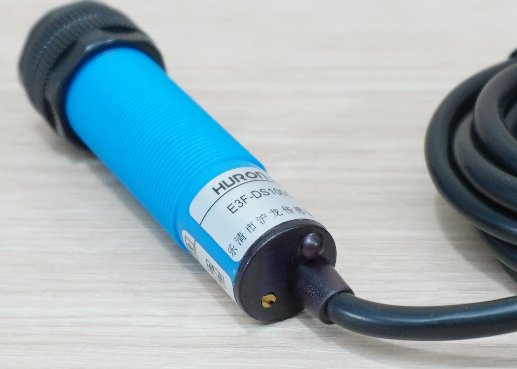 E3F-DS100C4 Infrared Photoelectric Sensor 10-100cm Detection Range Adjust (NPN, NO)