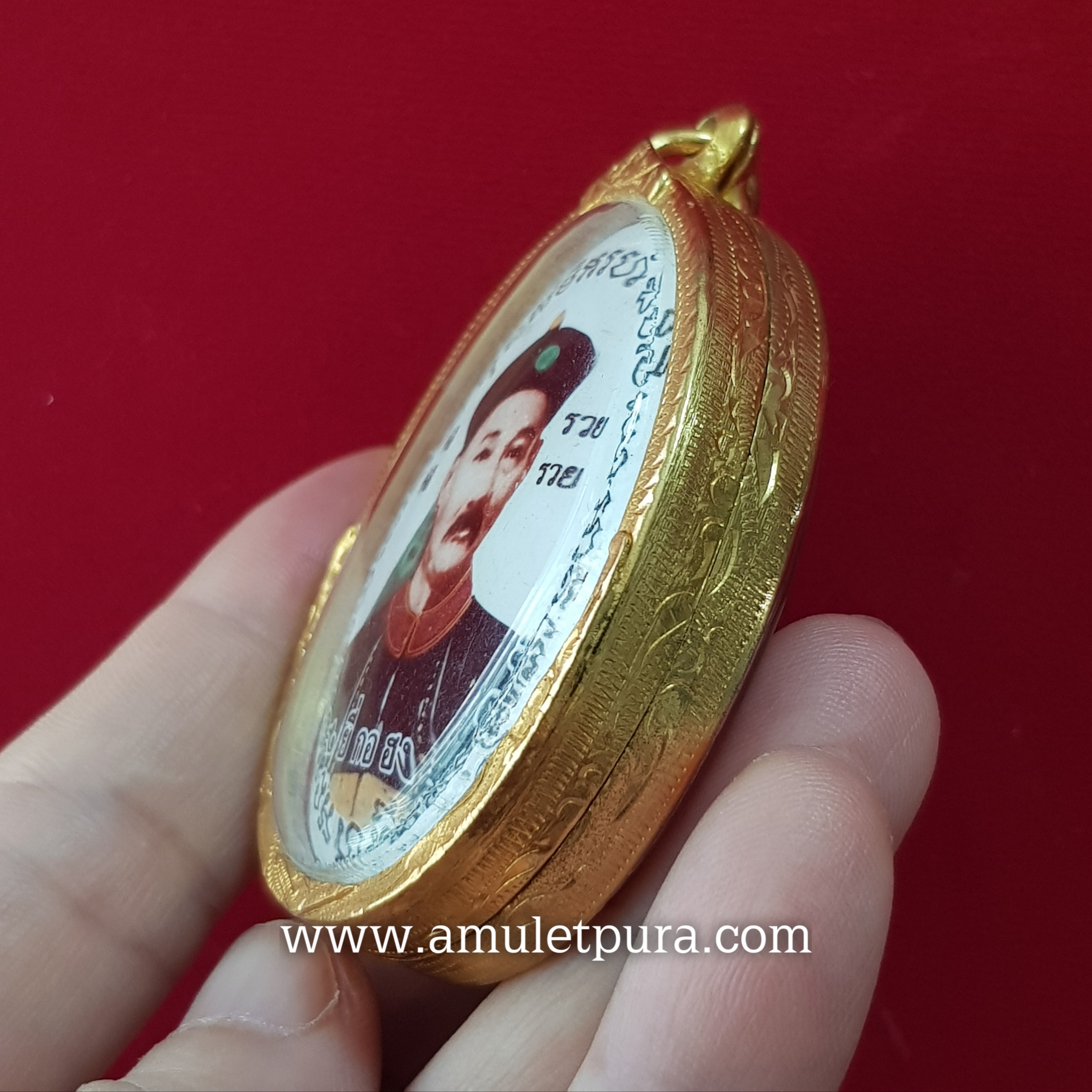 ล็อกเก็ตเจ้าพ่อยี่กอฮง(พิมพ์ใหญ่)รุ่นเศรษฐีรวยทรัพย์ ปี53 หลวงปู่คีย์ วัดศรีลำยอง จ.สุรินทร์(พร้อมกรอบไมครอน ด้านหลังฝังมวลสารศักดิ์สิทธิ์ ลูกเต๋า ตะกรุด เหรียญจีนโบราณ)